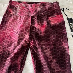 Leggings pinks browns and honey comb pattern. Sz small